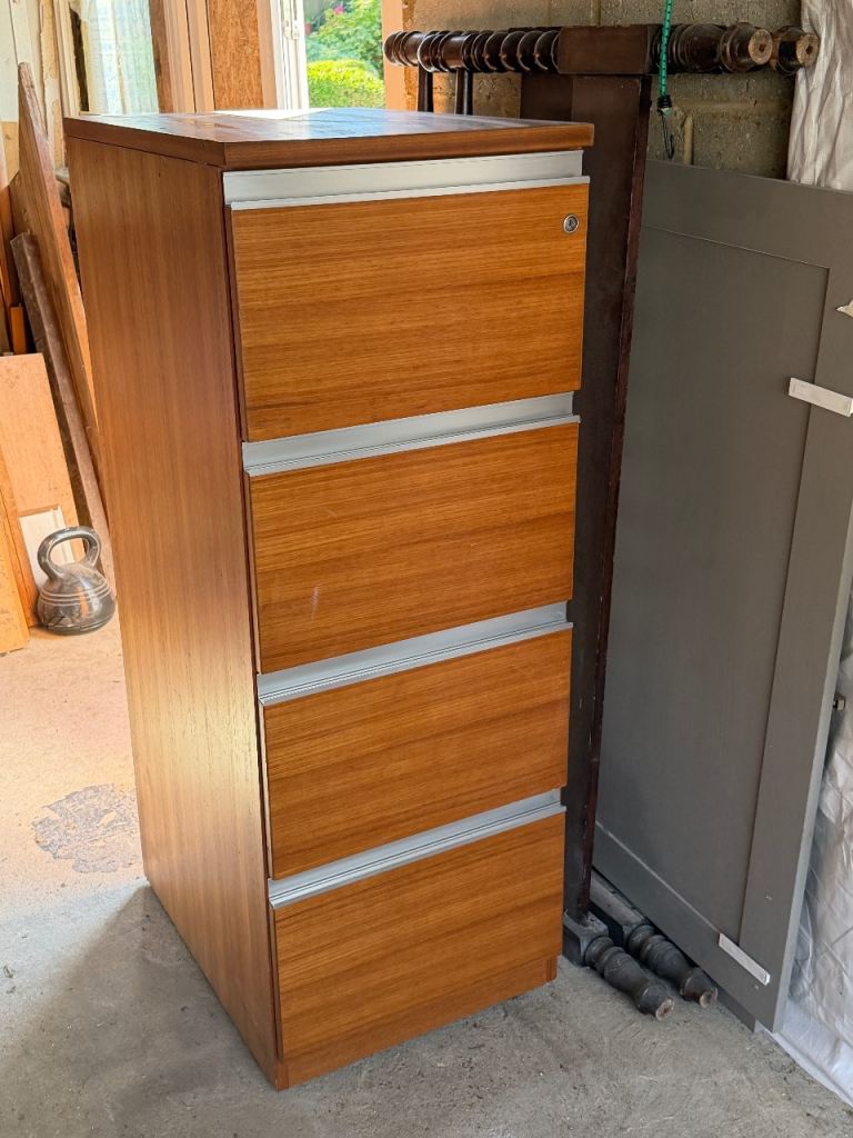 Large wooden heavy Multi-Drawer Cabinet – x 4 Drawers. (All working well)