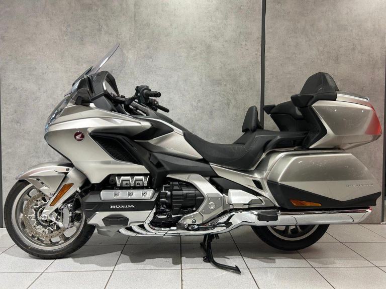 2025 Honda GL1800 Goldwing Tour DCT - ONLY 902 MILES - STUNNING!