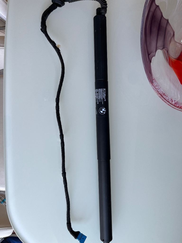 BMW F25 tailgate strut