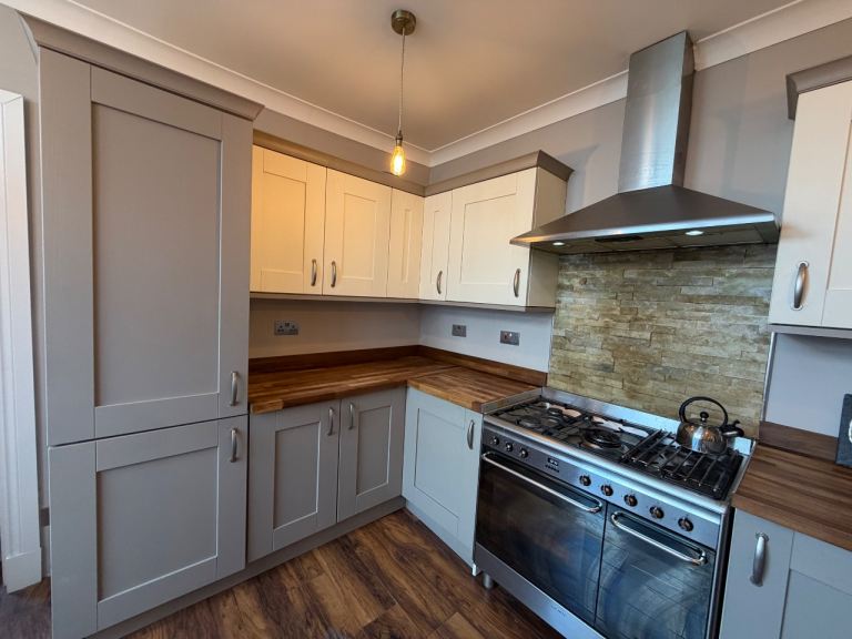 Howdens used shaker kitchen units in cashmere grey and ivory with appliances