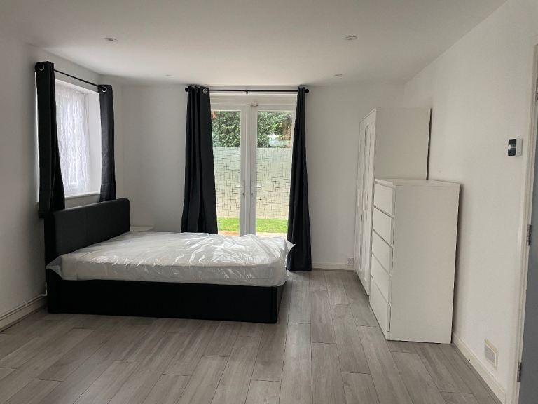 Double room with bathroom for SINGLE OCCUPANCY ONLY