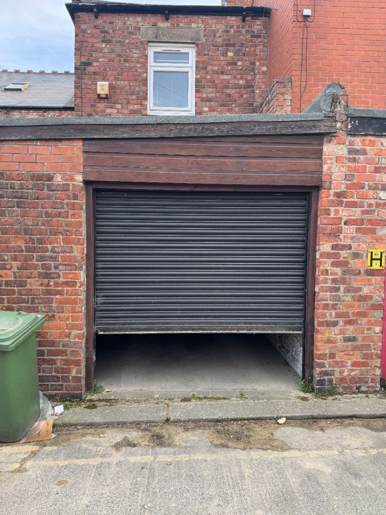 Large Secure Garage / Storage Unit to Rent – Jesmond, Newcastle Upon Tyne – Roller Shutter Door