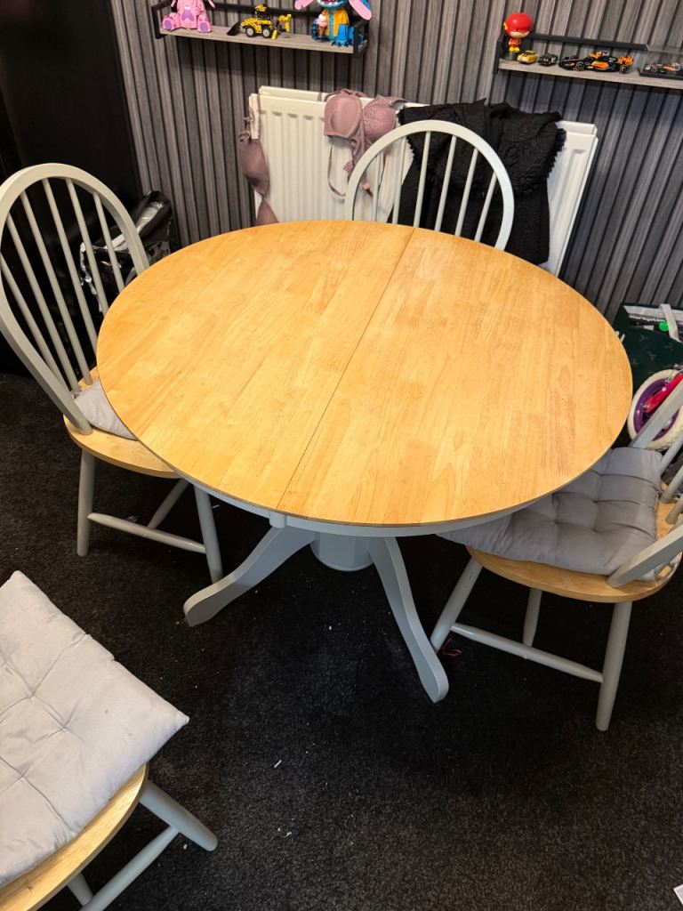 FOR SALE, DINNER TABLE AND 4 CHAIRS 