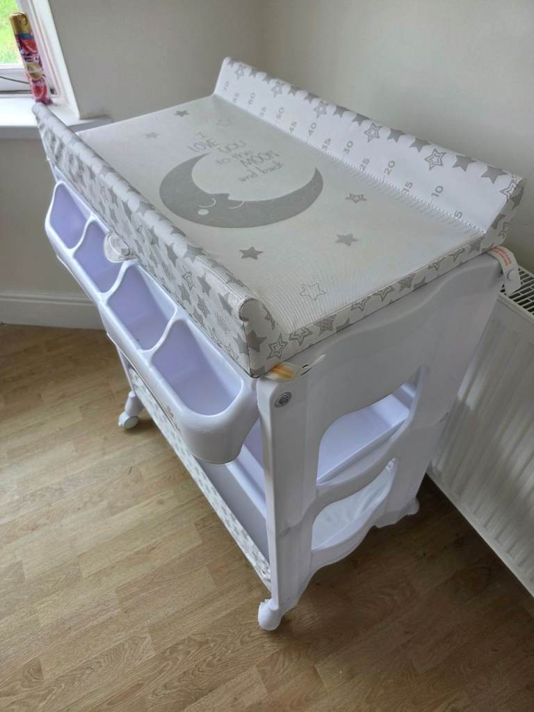 Babylo Smart changing table / bath 