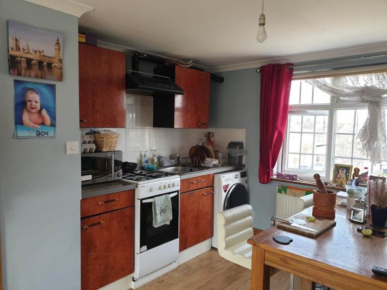 Studio with separate bathroom and kitchen