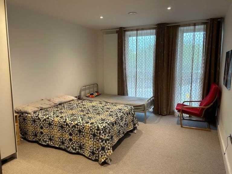 Large triple room in Southall - £895 per month