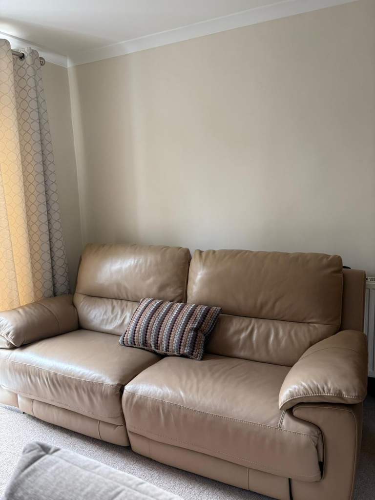 Comfy 3 Seater Leather Recliner Sofa – Beige, Good Condition