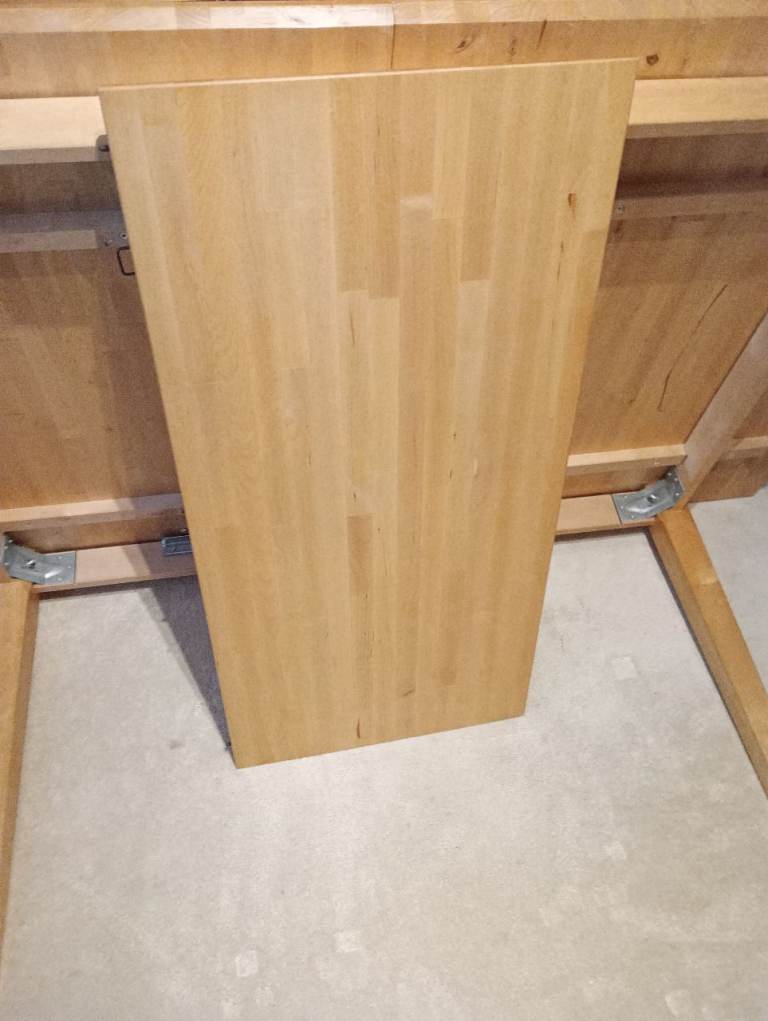 Solid oak dining table and chairs set (can deliver)