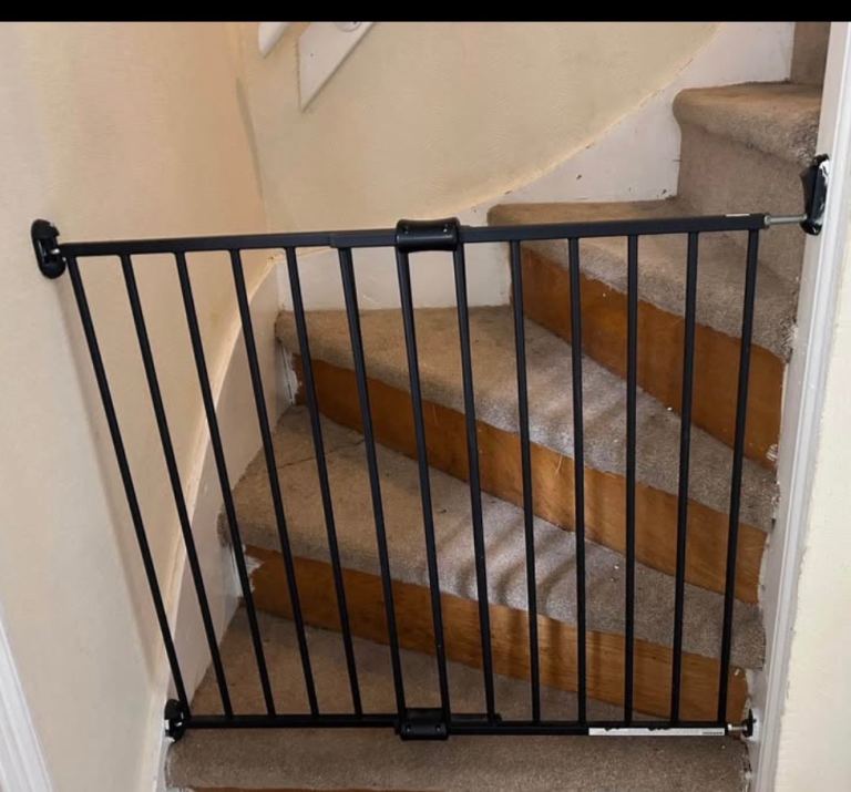 Extendable metal pet stair gate 