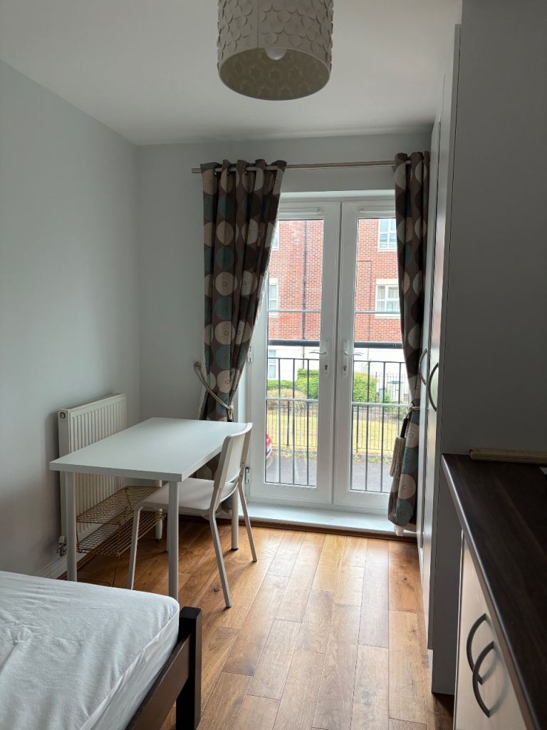 Room with Private bathroom Uxbridge 