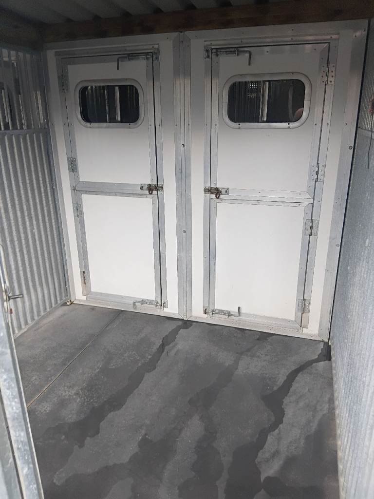Thermal dog kennel 