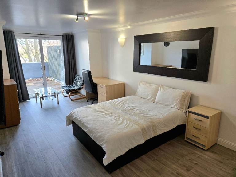 Spacious room with private bathroom, available for couple