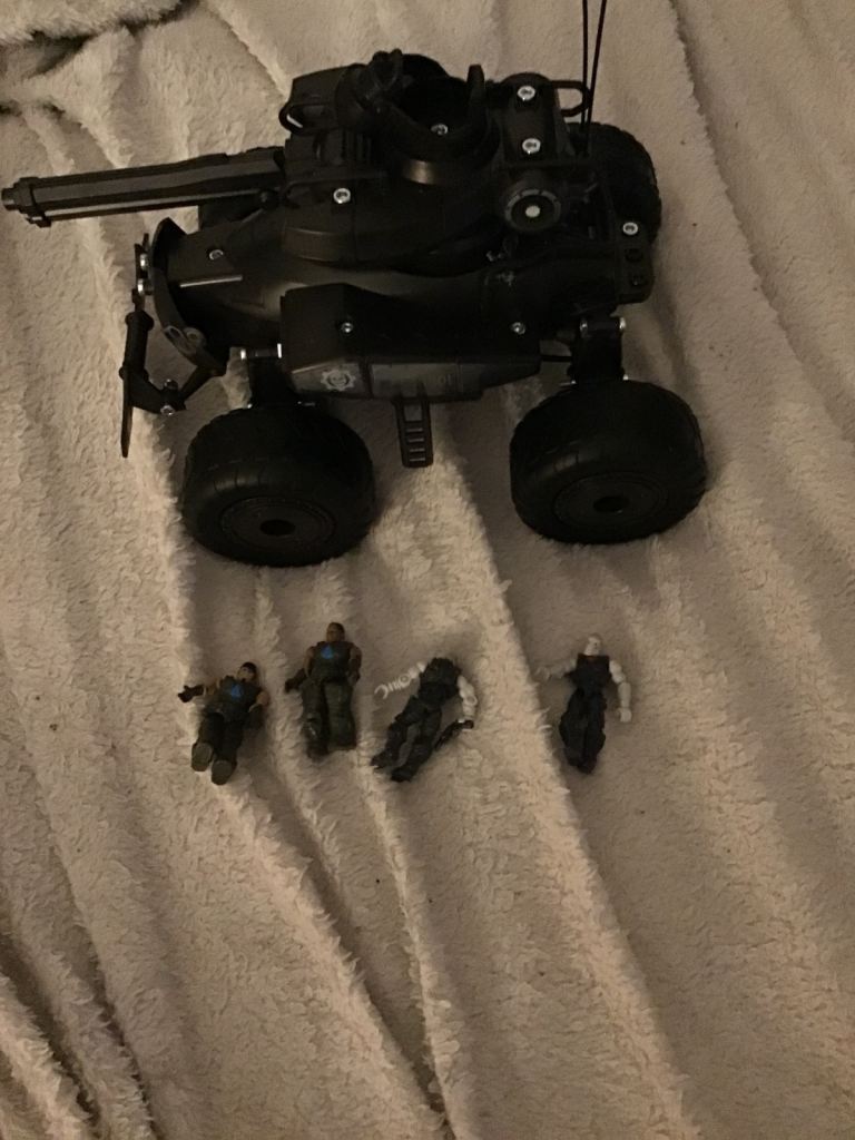 Gears of war recon tank with figers and the construction book