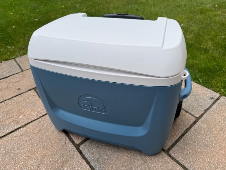 Igloo Cool Box with Wheels - Excellent Condition