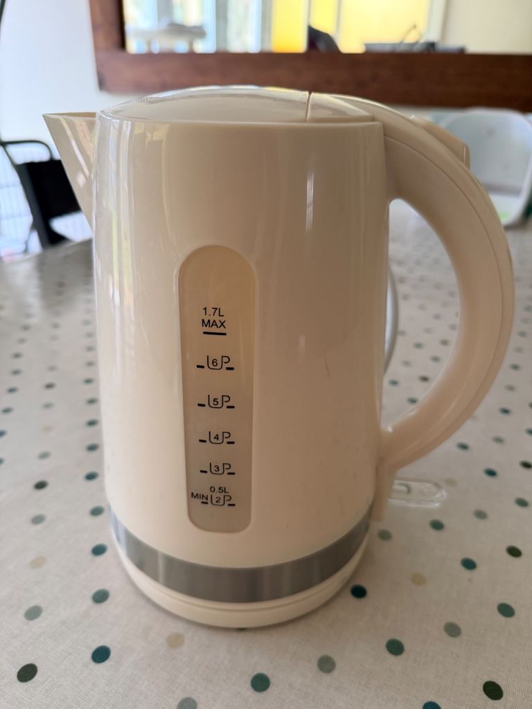 1.7 litre cordless kettle in as new condition 
