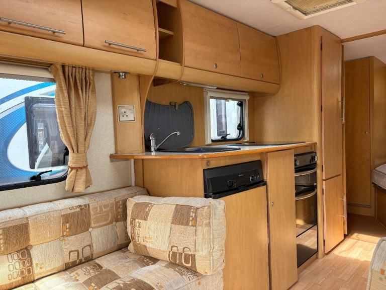  BAILEY PAGEANT BURGUNDY -FIXED BED CARAVAN WITH CORNER WASHROOM & MOTORMOVER