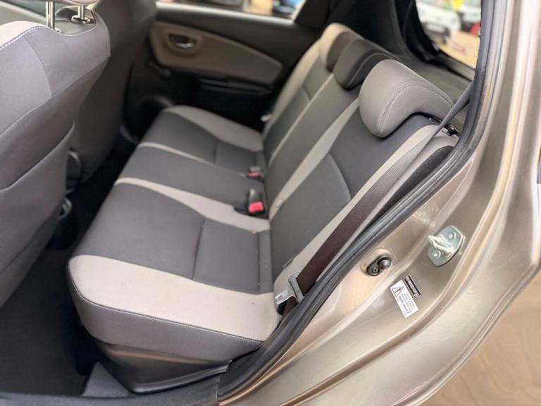 2016 Toyota Yaris 1.5 VVT-h Design E-CVT Euro 6 5dr Hatchback Automatic