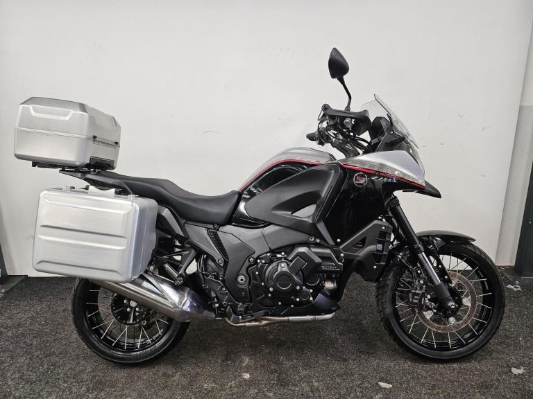 HONDA VFR1200X CROSSTOURER DCT ** FULL LUGGAGE - HAND GUARDS - MOT MARCH 2027**