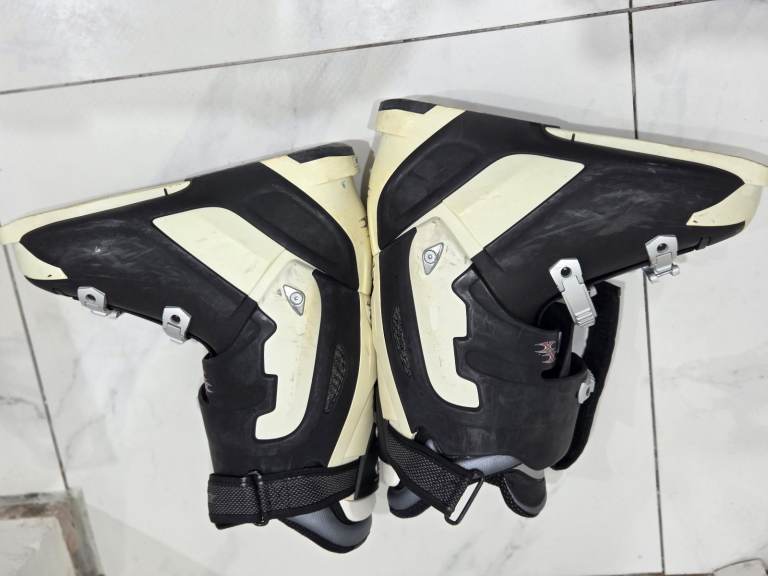 Ski Boots Rossignol  it fits to size 10 used included bag