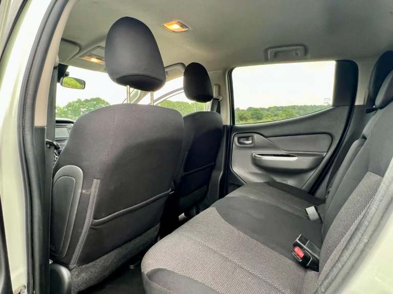 MITSUBISHI L200 2.4 DI-D Titan DOUBLE CAB White Manual Diesel PICK UP 2017