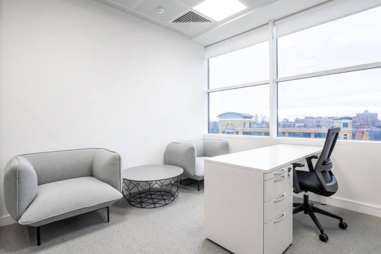 Kensington - W14 8TS \ 1-Desk Office Available for Rent
