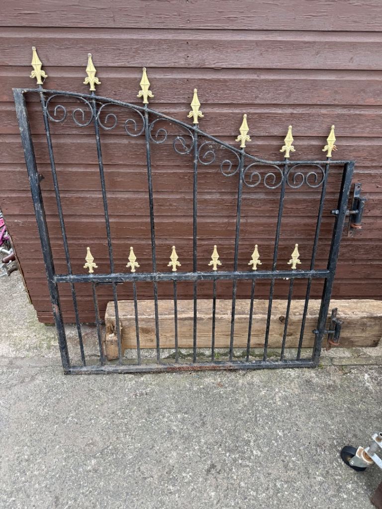 Metal gates and side gate 