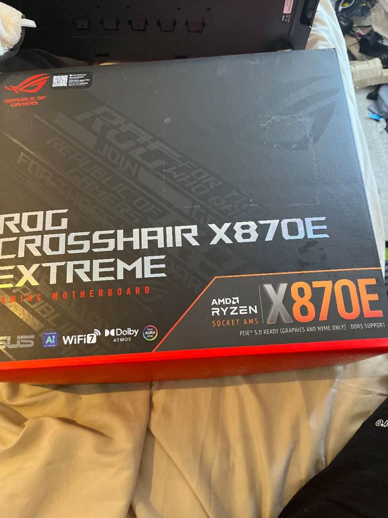 ROG ASUS Crosshair X870 Extreme - Boxed, has the ROG Q-DIMM.2 card and hyper card too