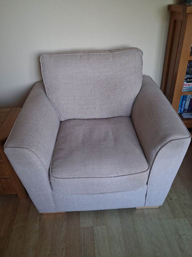 Large comfortable beige arm chair 103 x 94 x 73 