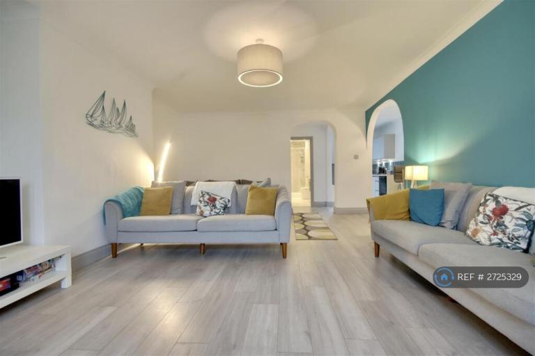 1 bedroom flat in Georgina Court, Southsea, PO5 (1 bed) (#2725329)