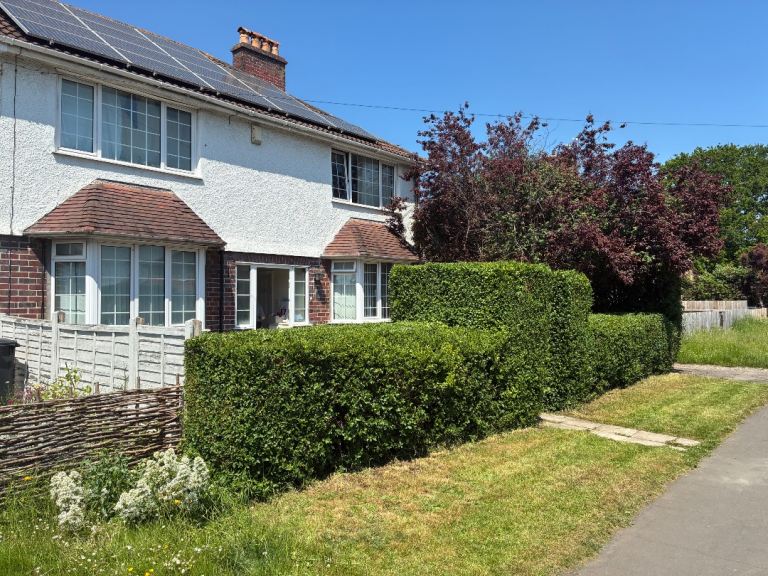BS9 Huge double room available for couples(includes all utility bills)