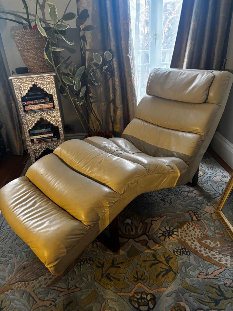 Modernist Zig-Zag Leather therapist Reading Chair – Extremely Comfortable