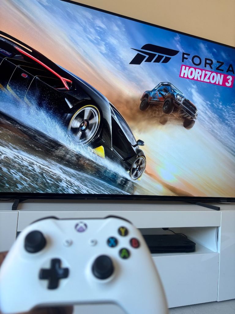 Xbox One S 500GB + 2 Controllers + 4 Games - Fully Working 
