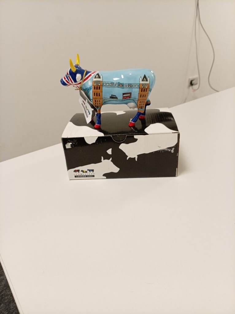 New Boxed CowParade Cower Bridge London 2002 – Hand-Painted Resin Figurine, Limited Edition