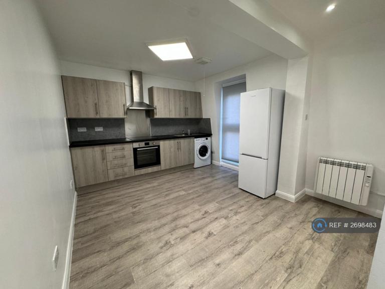 3 bedroom flat in Broadway Market, London, E8 (3 bed) (#2698483)