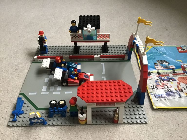 Lego model 6381 motor speedway race cars