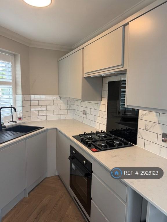2 bedroom flat in The Strone, Bradford, BD10 (2 bed) (#2928123)
