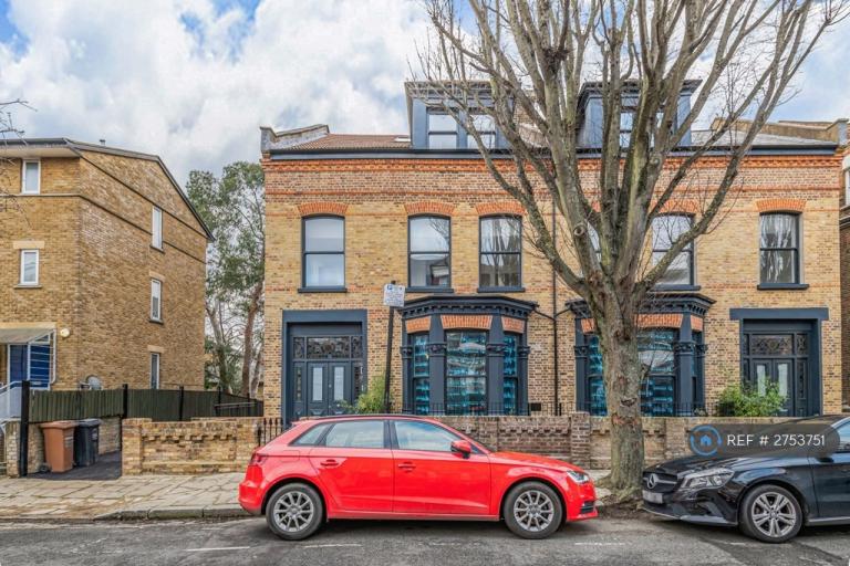 1 bedroom flat in Adolphus Road, London, N4 (1 bed) (#2753751)