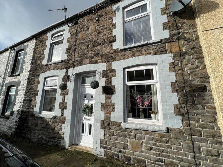 Beautiful, charming - 2 Bed Terraced House - Unfurnished in Brondeg Tylorstown*