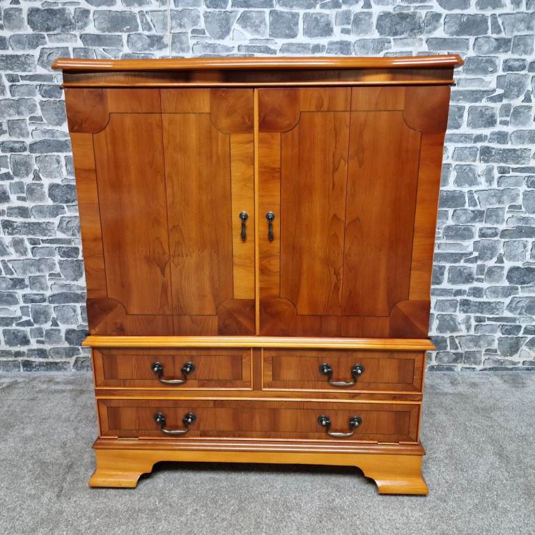Yew Wood Television Cabinet with Bifold Doors – Possibly Morris of Glasgow