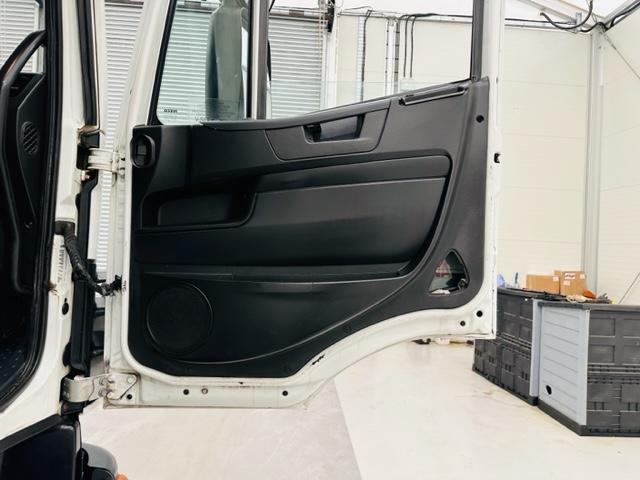 Iveco Stralis 310 Euro 6 6x2 Box Van