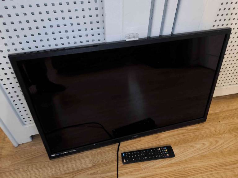 32" TV Technika LED FullHD 3xHDMI USB Freeview
