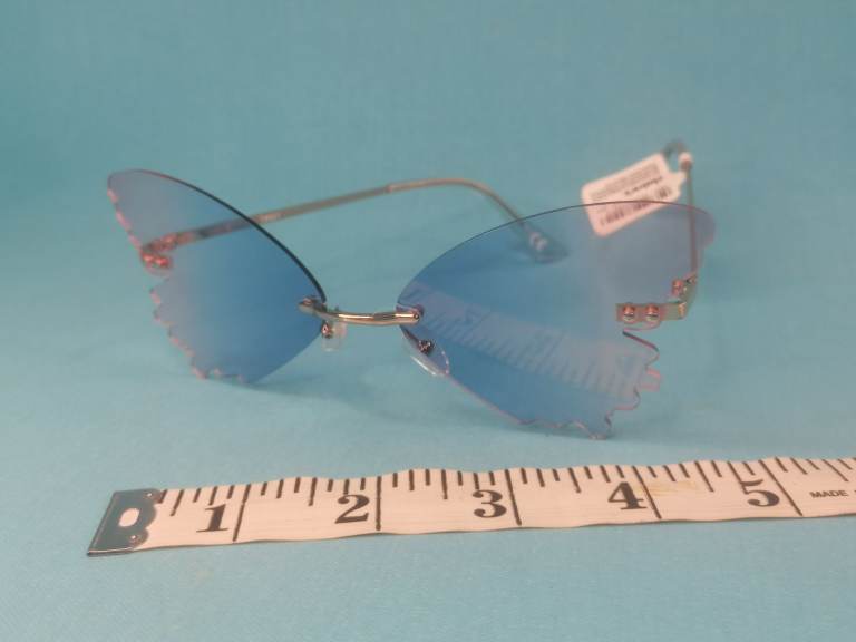 Very nice, stylish Women's Sunglass butterfly style. Brand new.