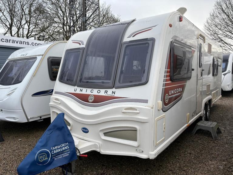 BAILEY UNICORN BARCELONA -TWIN AXLE- FIXED BED + END WASHROOM+ MOTORMOVER