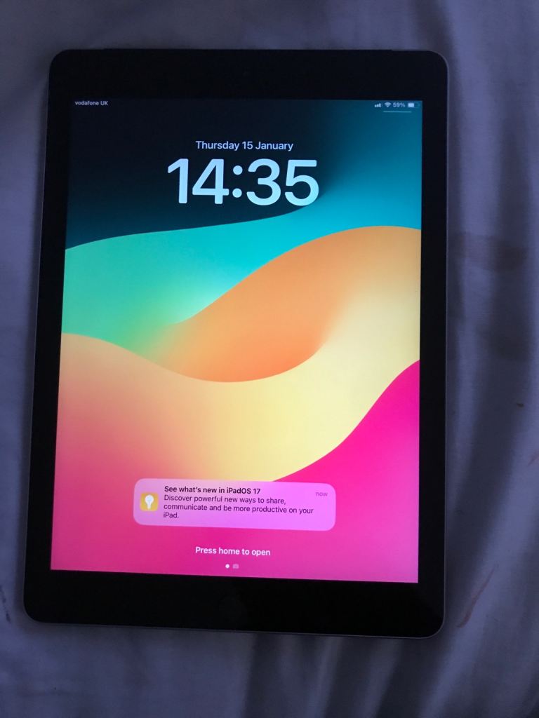 Apple iPad 6th generation fully works looks new 32gb unlocked wifi and cellular 