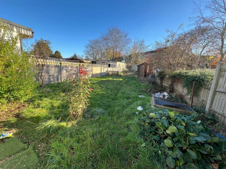 3 bedroom house in Long Drive, Greenford