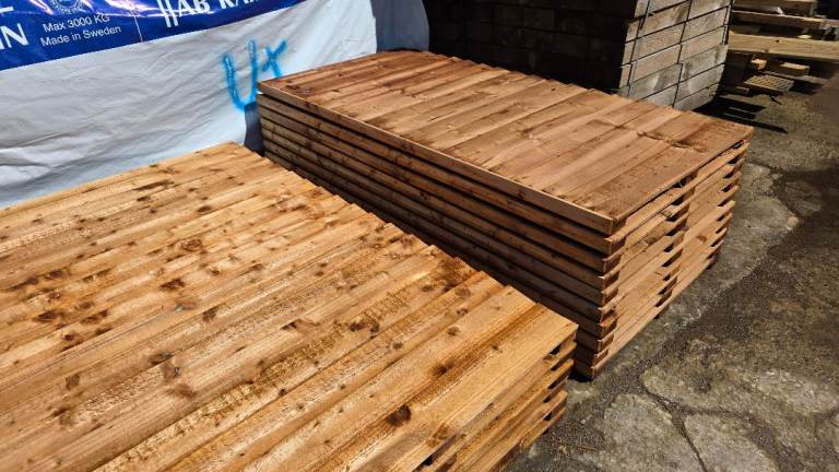 🌟 Heavy Duty Feather Edge Fencing Panels. Pressure Treated Brown. Made With 75 x 32mm Back Batons