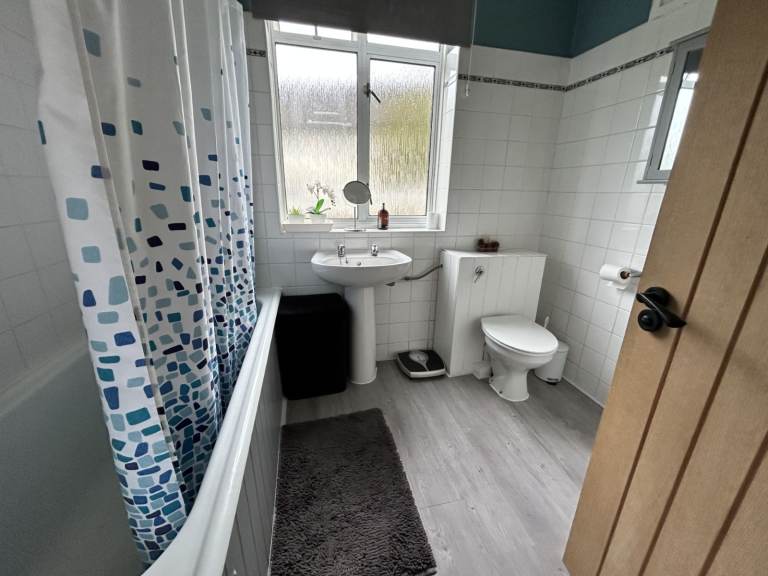 GREAT ROOM IN RUILSIP NR SHOPS & STATION