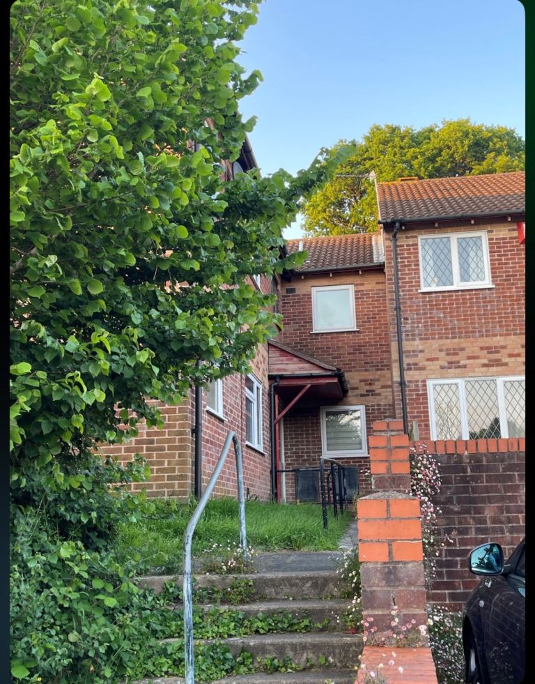 Superb, Homely, Bright Studio Flat Available End of April 2026!