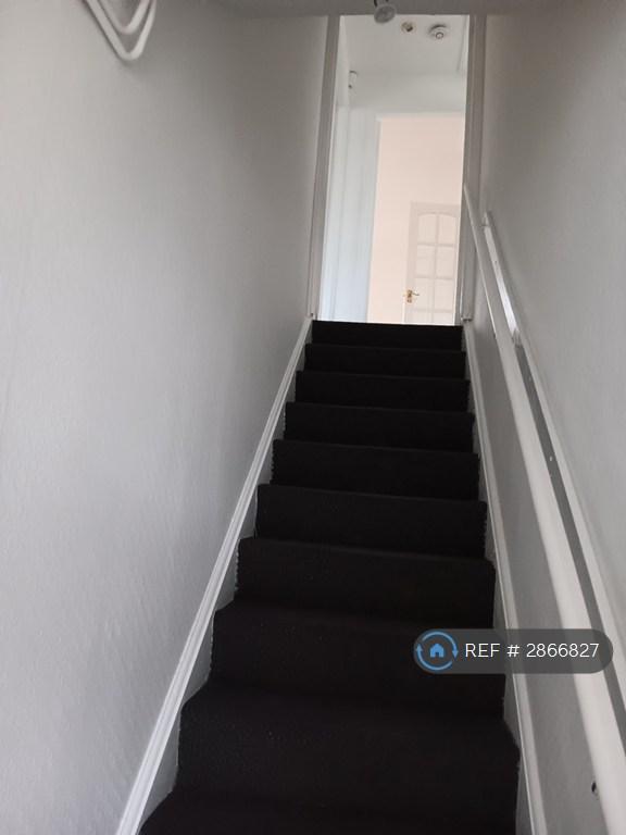 2 bedroom flat in Park Lane East, Tipton, DY4 (2 bed) (#2866827)