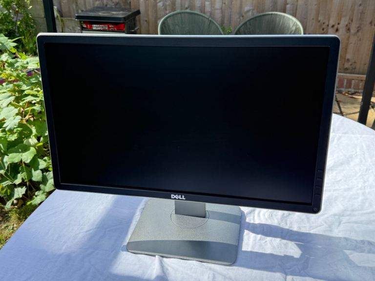 Dell P2214Hb 21.5” FullHD (1920x1080) computer monitor. 